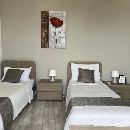 F10 Room 3, Private Room Two Single Beds Shared Bathroom In Shared Flat Msida Exterior foto